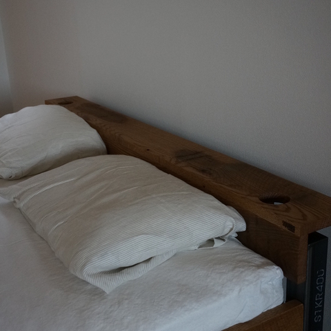 アイアン&オークのベッドにカップホルダーの特別仕様