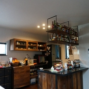 キッチンエリア　ウォルナットのキッチン、キッチンボード、吊戸棚、吊シェルフ画像1