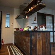 キッチンエリア　ウォルナットのキッチン、キッチンボード、吊戸棚、吊シェルフ画像3