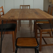 カフェサイズアイアンレッグのオークテーブルとビンテージチェア画像2