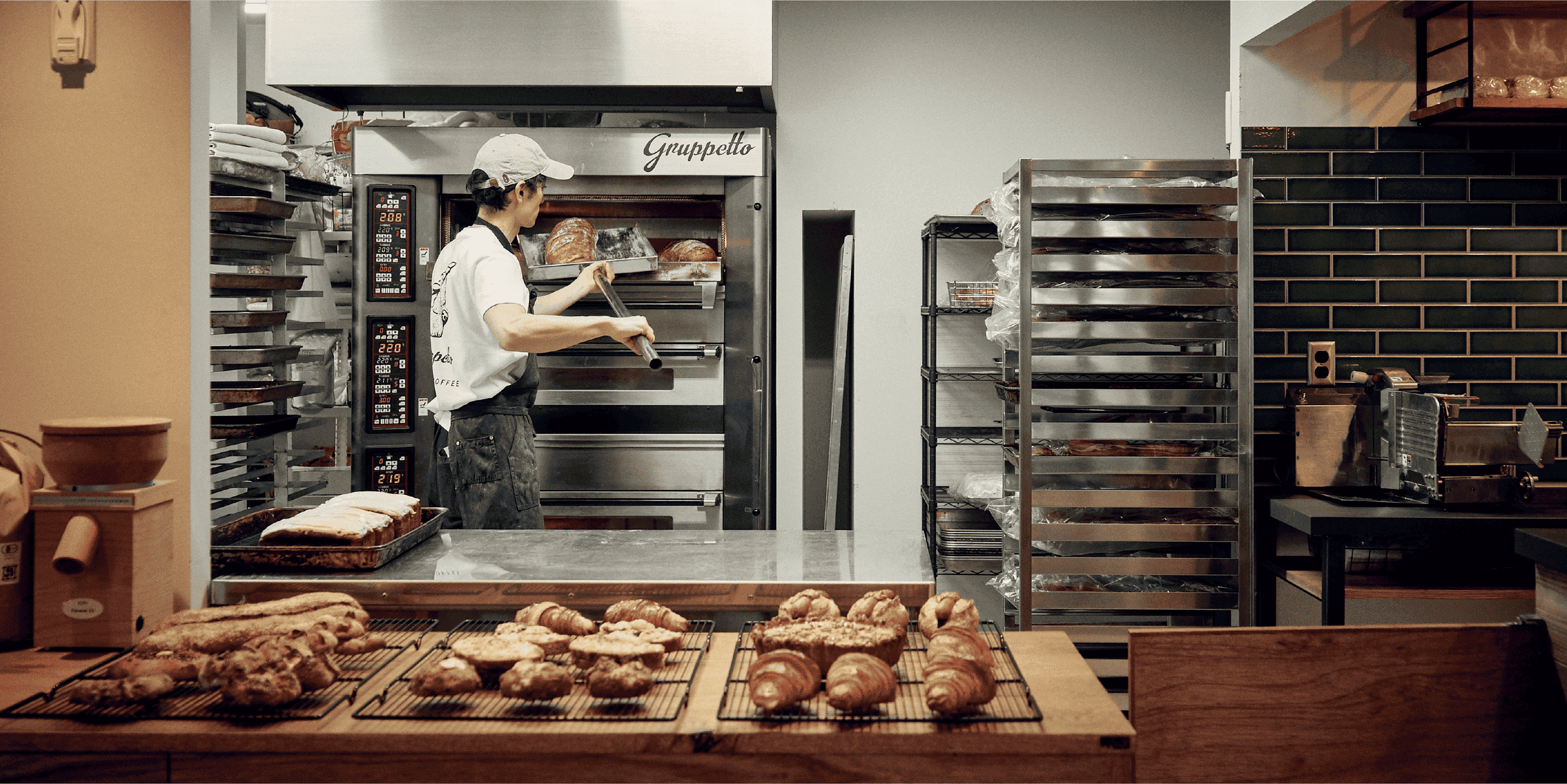 「理想を上回るカッコイイ店舗に大満足！」ベーカリーGruppetto（グルペット） | オーダー家具やリノベーション。豊富な実績の株式会社スクエア【大阪/北摂・葉山/鎌倉/湘南】