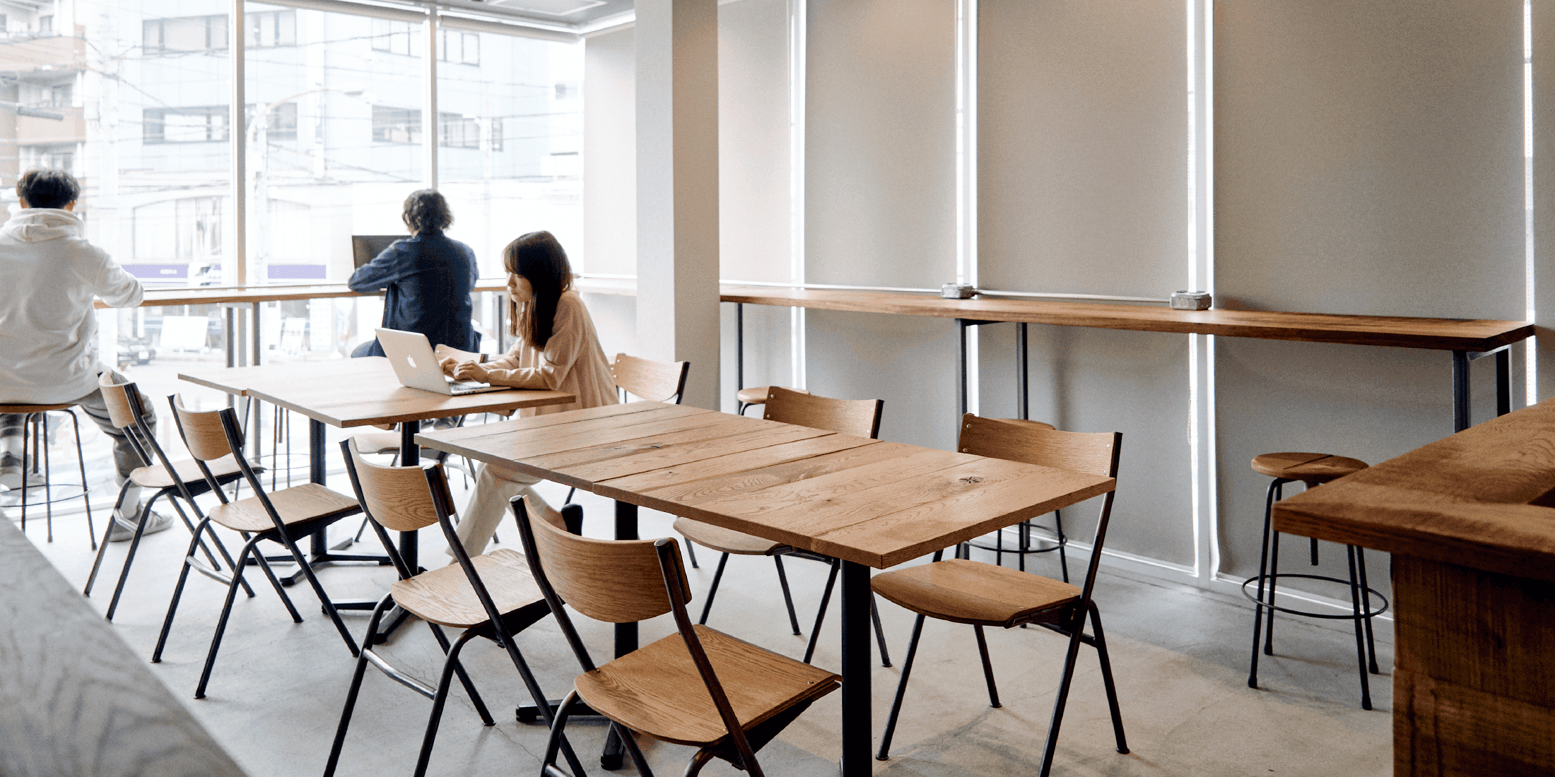 「学生と企業のコラボに期待が高まる多目的オフィス」オフィスリノベーション ｜ ルナネクサス石橋オフィス | オーダー家具やリノベーション。豊富な実績の株式会社スクエア【大阪/北摂・葉山/鎌倉/湘南】