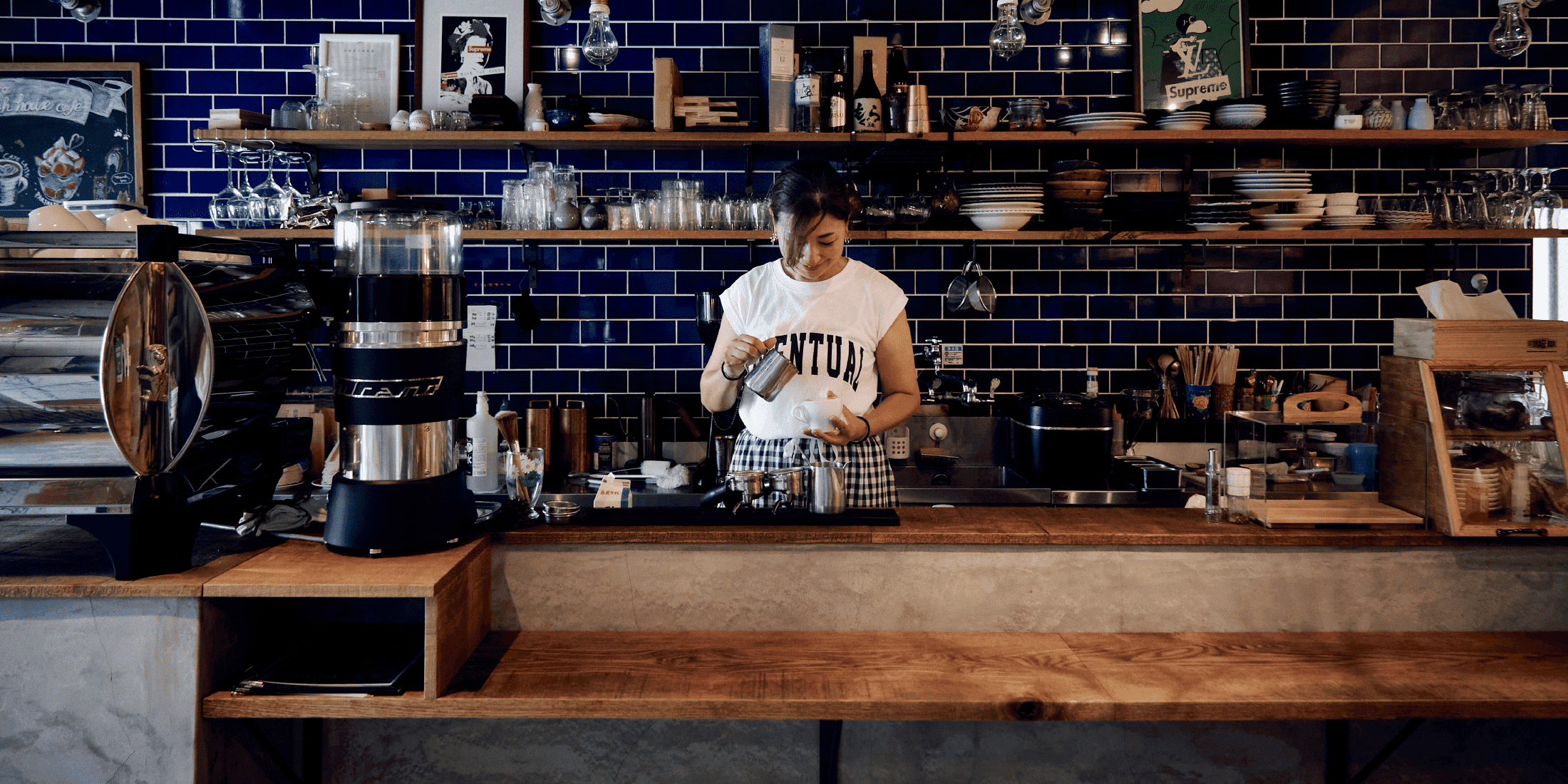 「古びた新聞集積場がカッコいいカフェに大変身」STORE RENOVATION ｜ FISH HOUSE CAFE