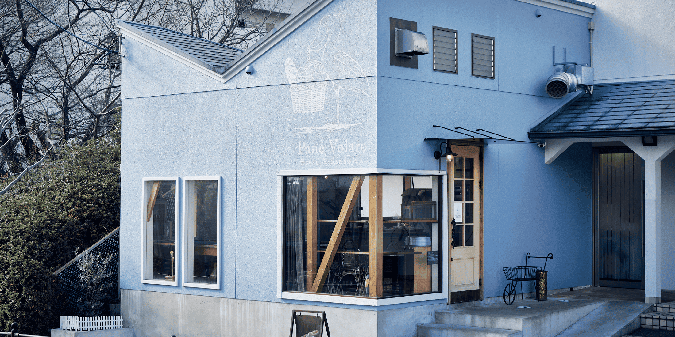 「アンティーク家具を活かした異色の空間。」 ｜ STORE RENOVATION ｜ Pane Volare （ベーカリー）