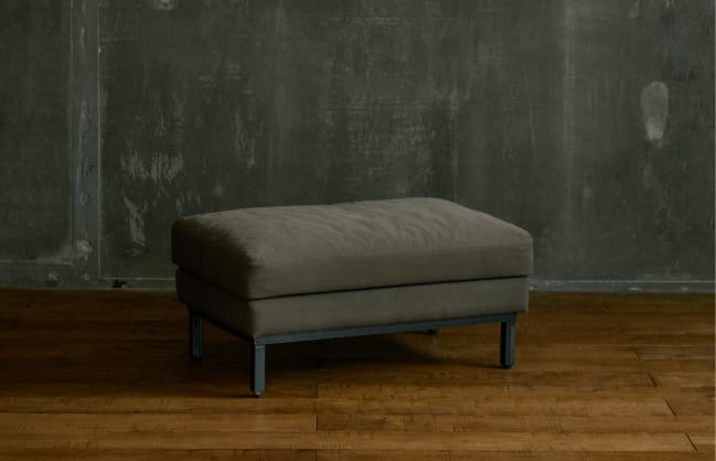 ゆったり広めの座面・柔らかく包み込む座り心地のソファ【DEE SOFA